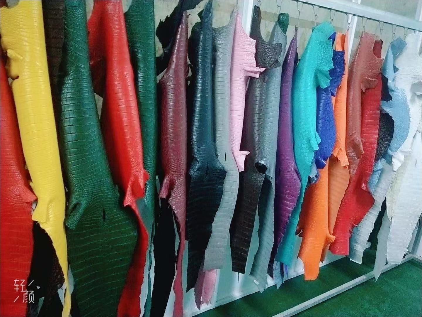 鞣し上がりのクロコダイルレザー